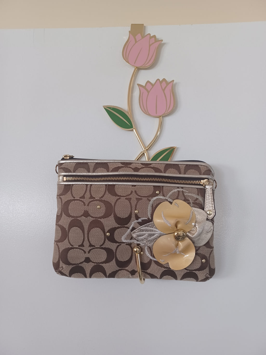 COACH WRISTLET W-FLOWER APPLIQUE