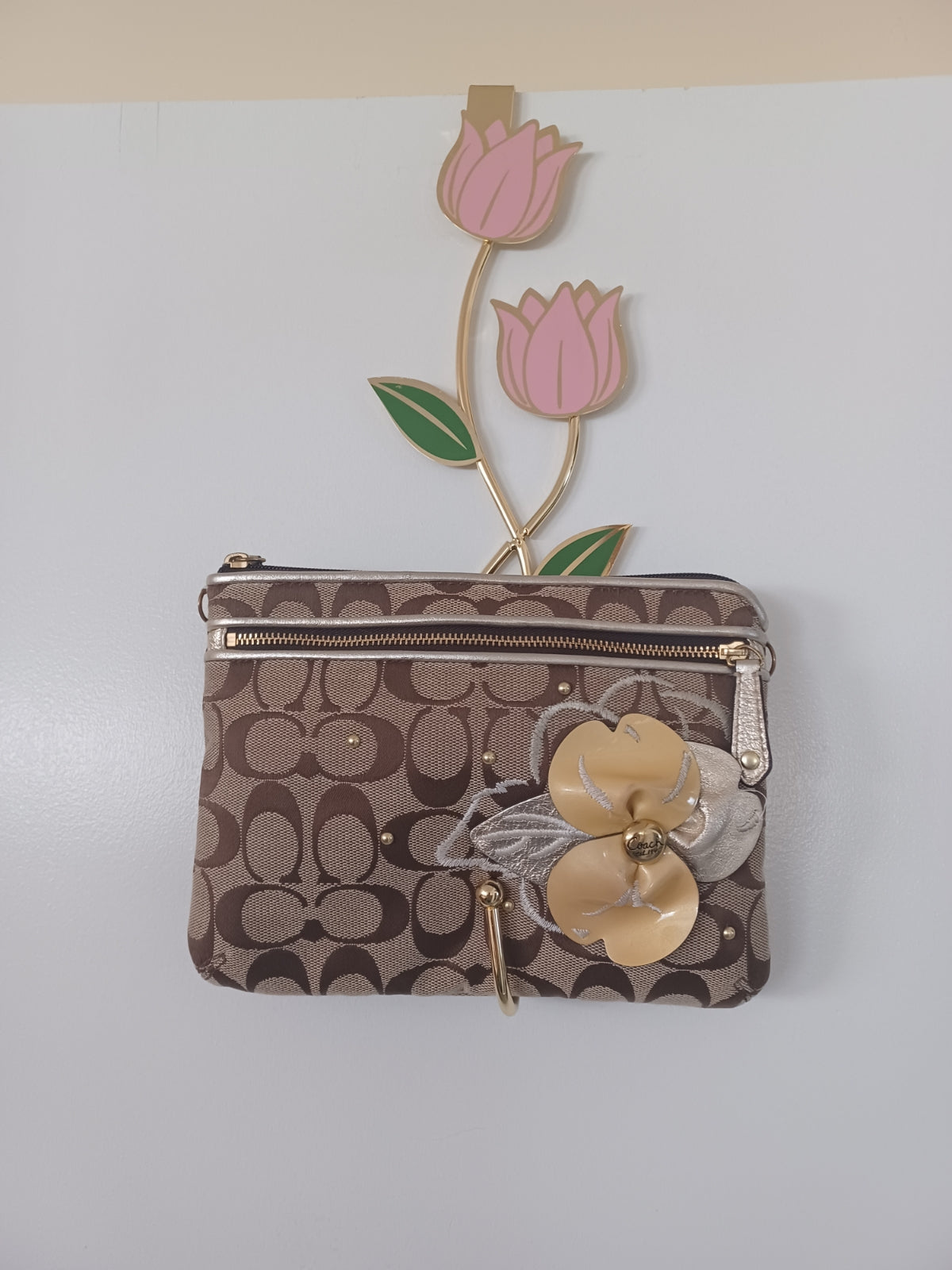 COACH WRISTLET W-FLOWER APPLIQUE